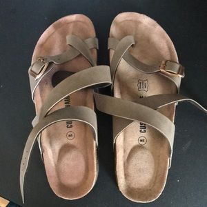 Worn once women’s 9 Route 66 toe strap sandals